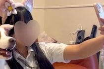 高校生の女の子に育てられた犬→スマホカメラを向けられると…？まさかの『完全に女子校生』な光景が86万再生「バリ可愛い」「違和感なくて草」