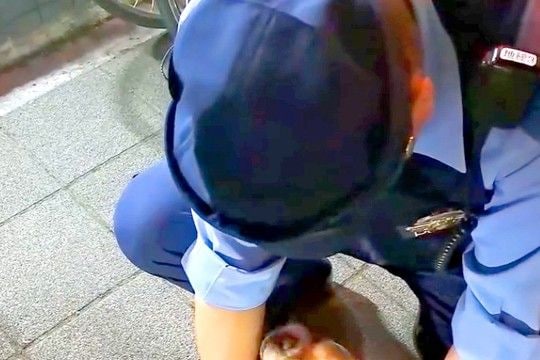 警察官に『恋』をしている犬→交番を通り過ぎようとすると…尊すぎる『相思相愛な光景』が13万再生「誰にも止められない」「他の犬の温度差w」