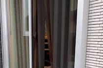 買い物に行くため家を出た結果→ふと窓際を見ると、犬が『カーテンの隙間』から…外出をためらう『まさかの光景』に反響「涙出たｗ」「可愛い」