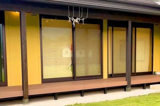 外食するため、車に乗ろうとした結果→ふと窓際をよーく見てみたら…外出をためらう『まさかの光景』が76万再生「圧ww」「一緒に行きたい感」