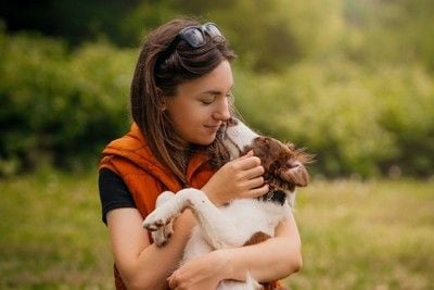 犬を抱き寄せる