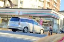コンビニが好きすぎる犬→セブンイレブンの前で…通りすがりの人にも心配される『まさかの態度』が30万表示「倒れ方プロ」「回し者で草」と爆笑