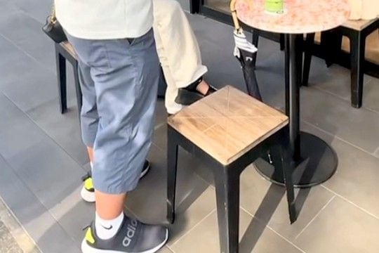 犬と一緒にカフェのテラス席にいたら、突然『知らない自転車のおじさん』が近づいてきて…予想外の展開が34万再生「どっちも可愛すぎるw」