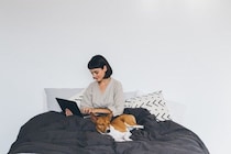 犬が『飼い主から離れない』心理5つ　寂しがっているの？常に後をついてくる理由まで