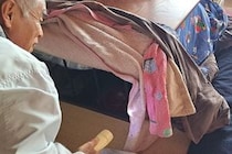 お気に入りのおもちゃを失くした子犬→見かねたおじいちゃんおばあちゃんが…『みんなで捜索する光景』に19万いいね「懐中電灯ｗ」「全員可愛い」