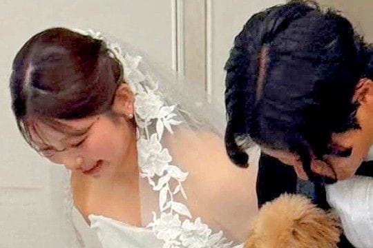結婚式に『犬も参加させた』結果→参列者へのご挨拶を撮影したら…空気を読み過ぎている『素敵な一枚』に4万いいね「可愛すぎｗ」「笑っちゃった」