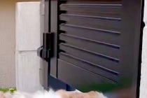『なぜか外から笑い声が聞こえるな』と思い、庭を見に行った結果→犬が隙間から…『思わず納得する光景』に反響「私も通り過ぎたい」「可愛すぎ」
