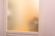 お風呂に入っていたら、ドアの向こうに『犬の影』が見えて…あまりにも愛おしい『ワンコの行動』に絶賛「なんて羨ましい」「ママが大好きなんだ」