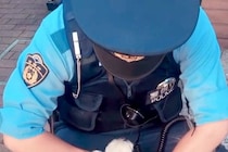 『警察官』が大好きな犬→お散歩で発見して『お仕事中に邪魔かな』と思っていたら…紳士すぎる『神対応』が63万再生「メロメロｗ」「可愛すぎ」