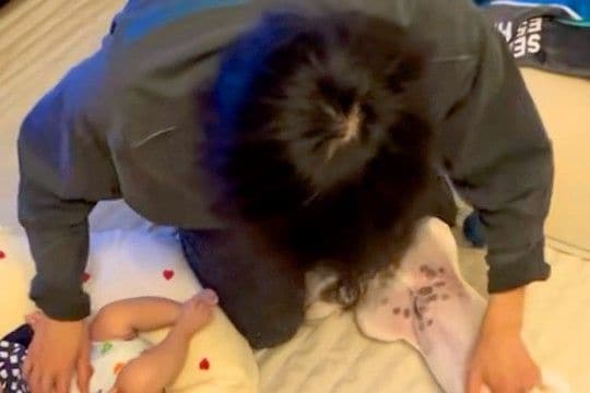 仕事から帰ってきた夫→クタクタに疲れていても『赤ちゃんと犬』に向かって…あまりにも幸せな光景に絶賛の声「平和すぎる」「幸せいっぱい」