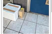 配達員から届いた『置き配完了通知』→確認すると、写っていたのは荷物だけではなく…思わず二度見する『まさかの一枚』に3万いいね「愛がある」