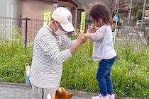 3歳の女の子が『公園の遊具に登った』結果→犬が『高い所で危ない』と心配して…愛を感じる行動に反響「守ろうとしてる」「優しいお姉さん」