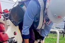 『郵便配達員』と遭遇した犬→赤ちゃんの頃から仲良しで…もはや仕事にならない光景が54万再生「足にめり込めそうw」「配達員さんも嬉しい」