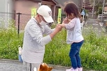 3歳の女の子が『公園の遊具に登った』結果→犬が『高い所で危ない』と心配して…愛を感じる行動に反響「守ろうとしてる」「優しいお姉さん」