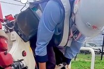 『郵便配達員』と遭遇した犬→赤ちゃんの頃から仲良しで…もはや仕事にならない光景が54万再生「足にめり込めそうw」「配達員さんも嬉しい」