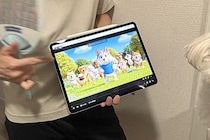10分間、犬をジッとさせるため『パパがタブレットとうちわ』を持って…小さな子どものような『過保護な光景』に反響「犬ファーストで素敵」