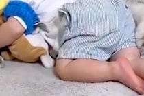 『1歳の息子が静かだな』と思い、見に行った結果→すやすやと眠っていて、枕元に…まさかの『優しい世界』が578万再生「ちょっと困ってるｗ」