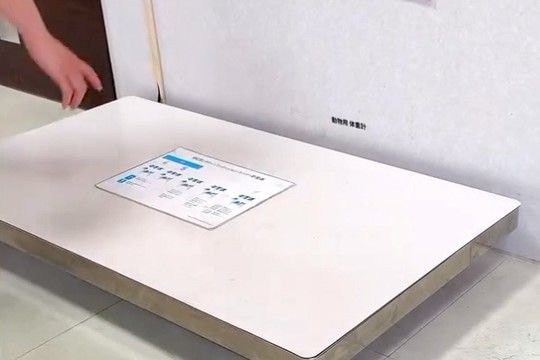 動物病院で体重を測る犬→『病院だし、怖がってしまうかな』と思ったら…あまりにも真逆な『まさかの光景』が252万再生「愛され上手」「最高」