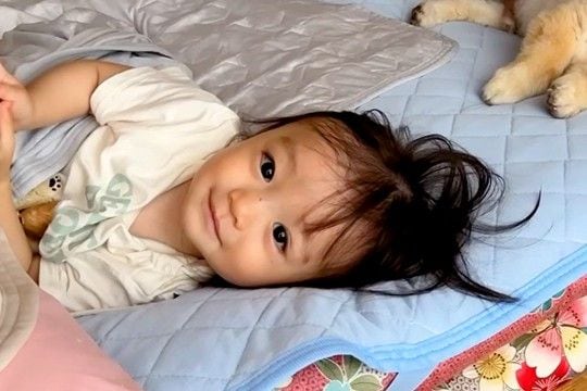 朝7時30分、実家で『1歳の娘と犬』が同じ布団で寝ていて…あまりにも尊い『寝起き光景』が38万再生「可愛すぎる天使たち」「人の子みたい」