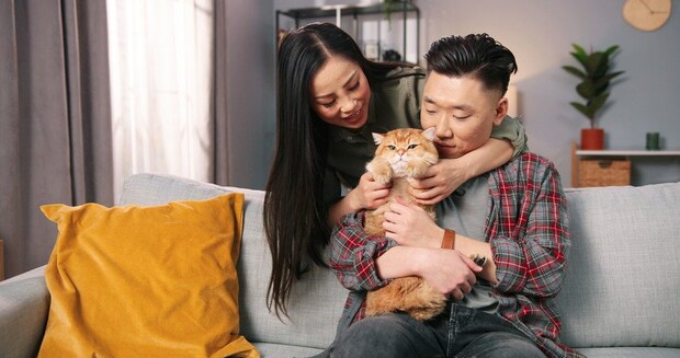 猫を抱く中年夫婦