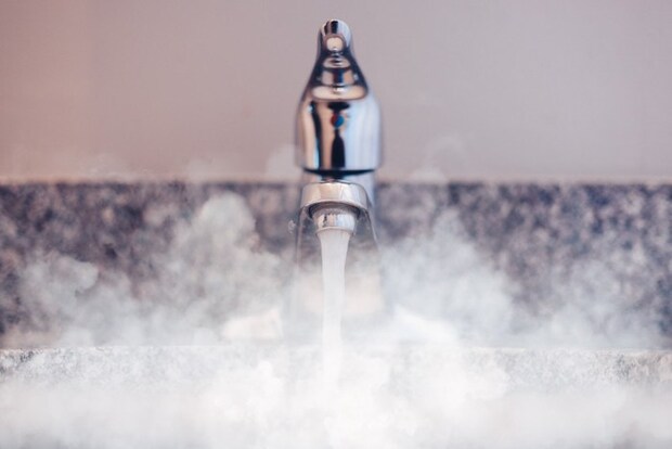 浴槽に立ち上る湯気