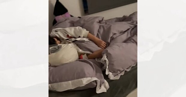 一緒に寝ていた娘と猫→近づいてみると…仲良しなふたりが見せた『可愛すぎる反応』が549万再生「同じ顔が並んでるw」「なんでそっくりなのw」