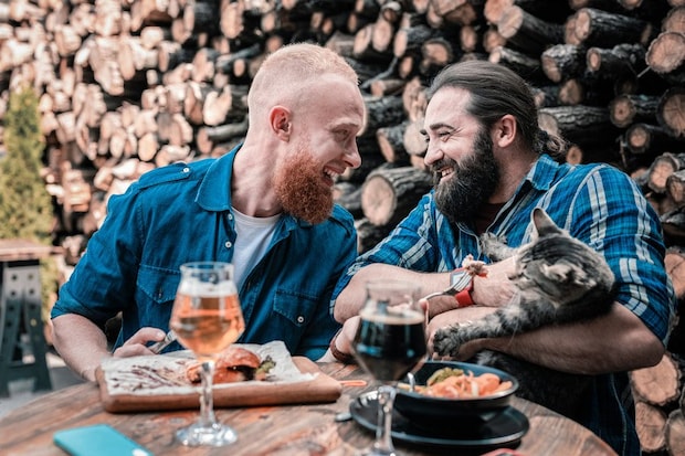 猫と飲食する男性たち