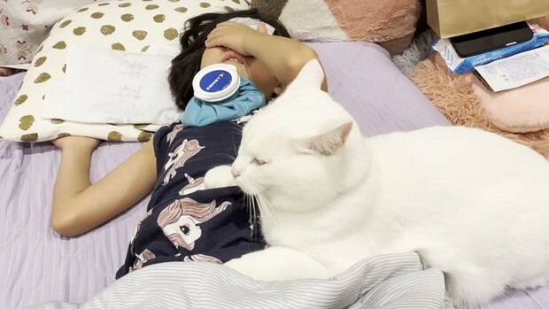 幼い頃からずっと仲良しな女の子と猫→女の子が『体調不良で寝込んでいる』と…「優しさに涙が出た」「想像を遥かに超えた深い絆」と感動の声