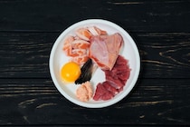 猫に絶対に与えてはいけない「生の食べ物」3つ 　起こりうる健康リスクや誤飲した際の対処法