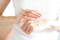 猫にとって危険！飼い主が使う『手・顔・髪のアイテム』4選　舐めると起こる健康リスクから対策まで