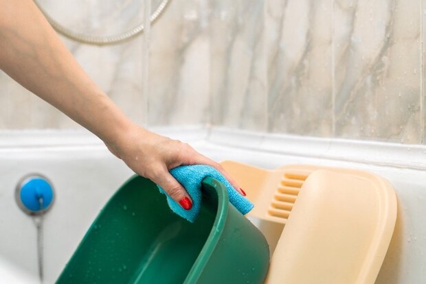 猫トイレを洗う人の手