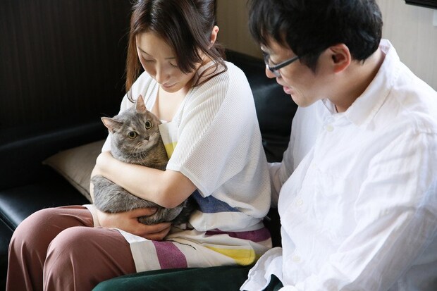 猫を抱く若い夫婦