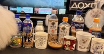飲み比べをしようとミルクティーを並べていたら…愛猫がとった『かわいすぎる行動』に15万いいね「大体合ってる」「美味しそうなミルクティー」