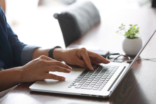 キーボードを打つ手