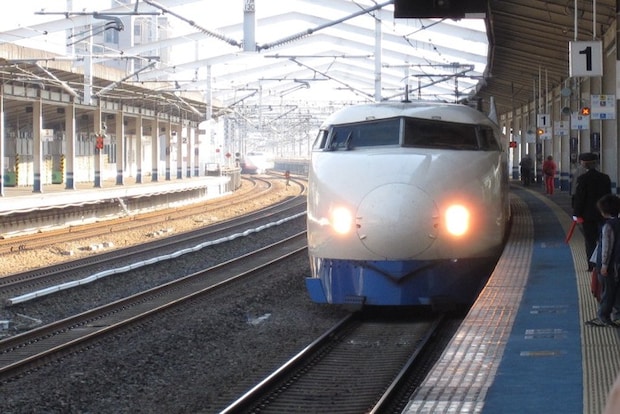 ホームに入る新幹線