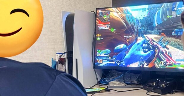 ゲームをプレイしていたら、ネコが…モニターの横を見てみると？→『可愛すぎる圧』に1万6000いいね「行儀がいい」「お利口だね」