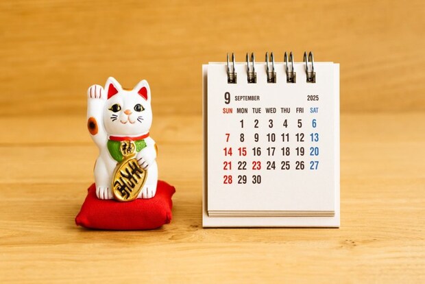 9月のカレンダーと招き猫