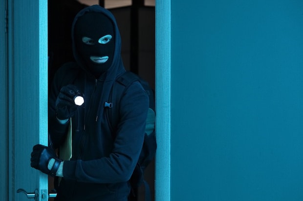 室内に侵入する覆面の男