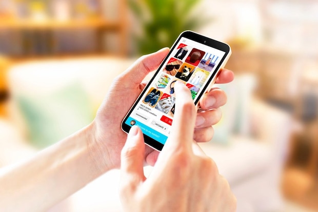 携帯電話でフリマアプリを利用する人のイメージ