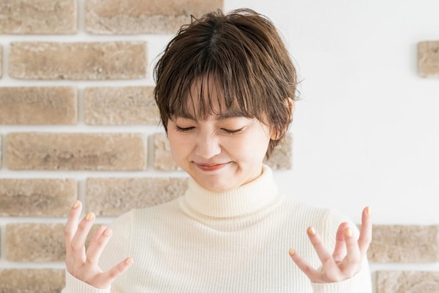 怒りを我慢する女性