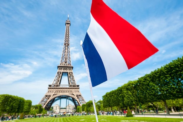 エッフェル塔とフランス国旗