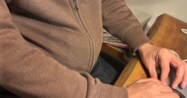 ネコとの生活を『拒否していたパパ』→３年後……嘘のような『変化』に１万いいね「作戦通りニャｗ」「妊婦さんのようｗ」と反響