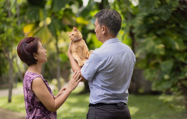 猫を抱く中年夫妻