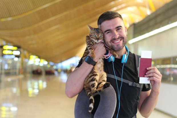猫と旅する男性