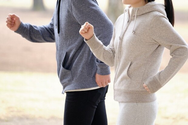 運動する人