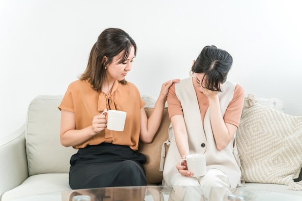 泣く女性を励ます女性