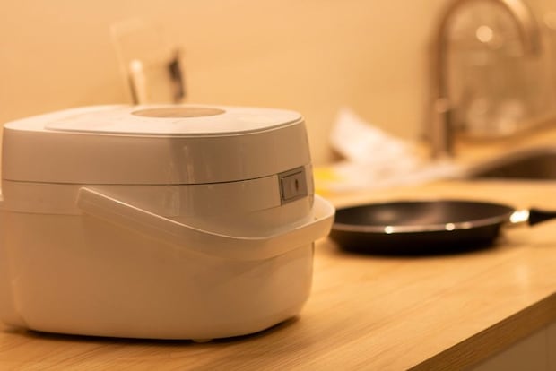 キッチンに置かれた炊飯器