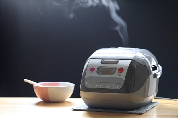 蒸気の出ている炊飯器