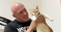 保護猫カフェで『運命の出会い』…『悪役レスラーと猫』の４年間の記録に感動する人が続出「本当に愛が伝わる」「胸が熱くなった」と19万再生