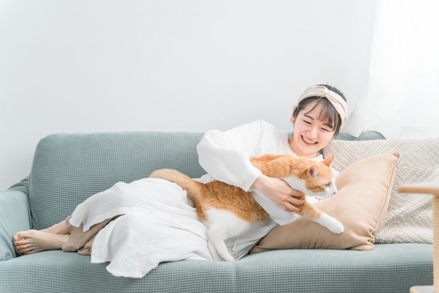 無理やり抱っこする女性